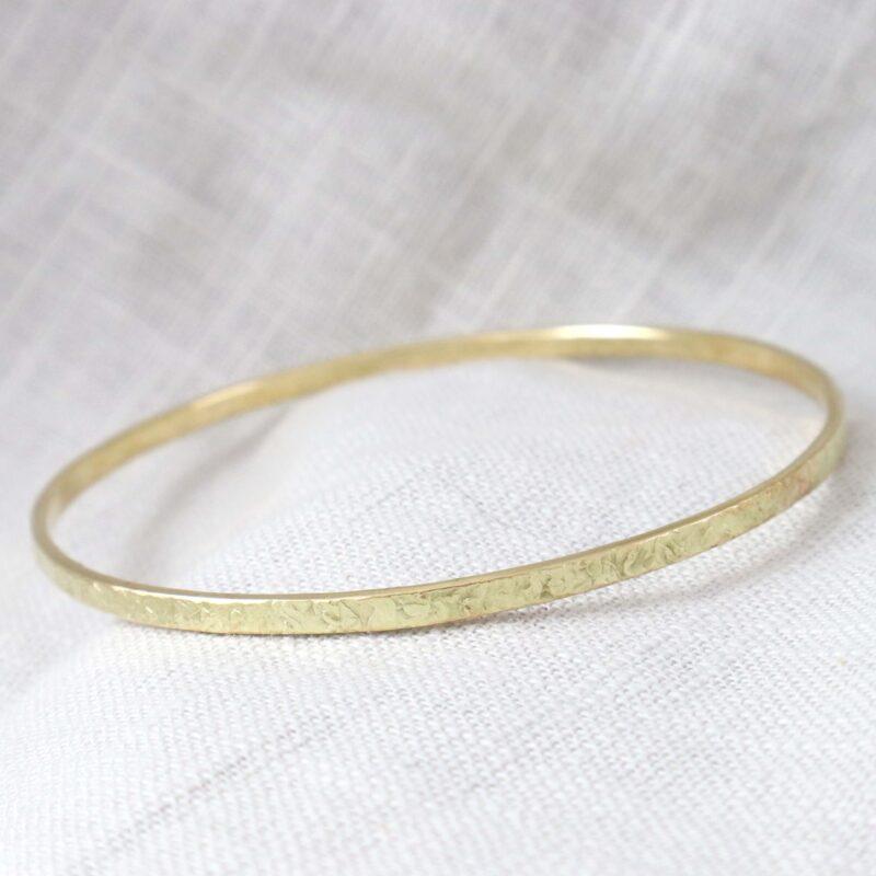 Slim hammered bangle in gold