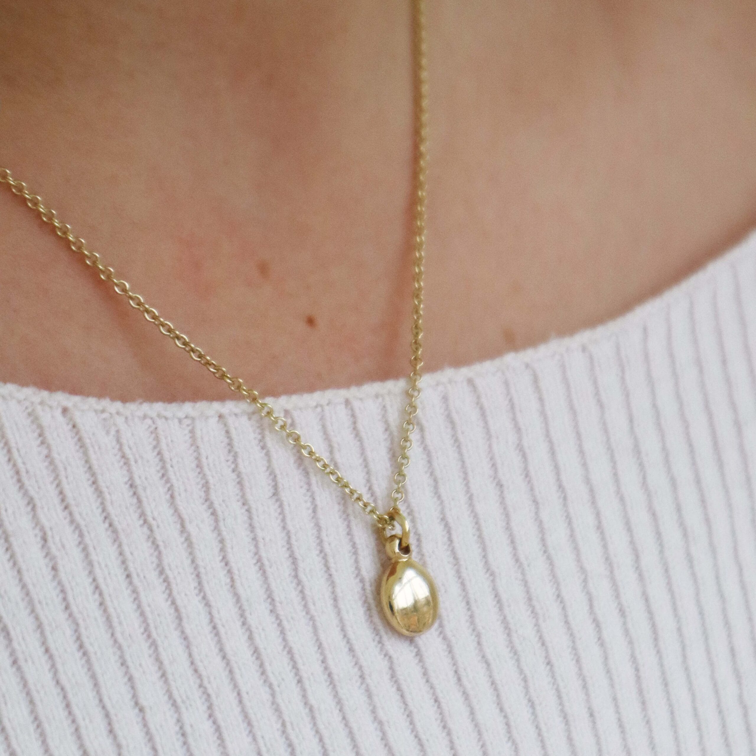 Pear shape pebble pendant in gold